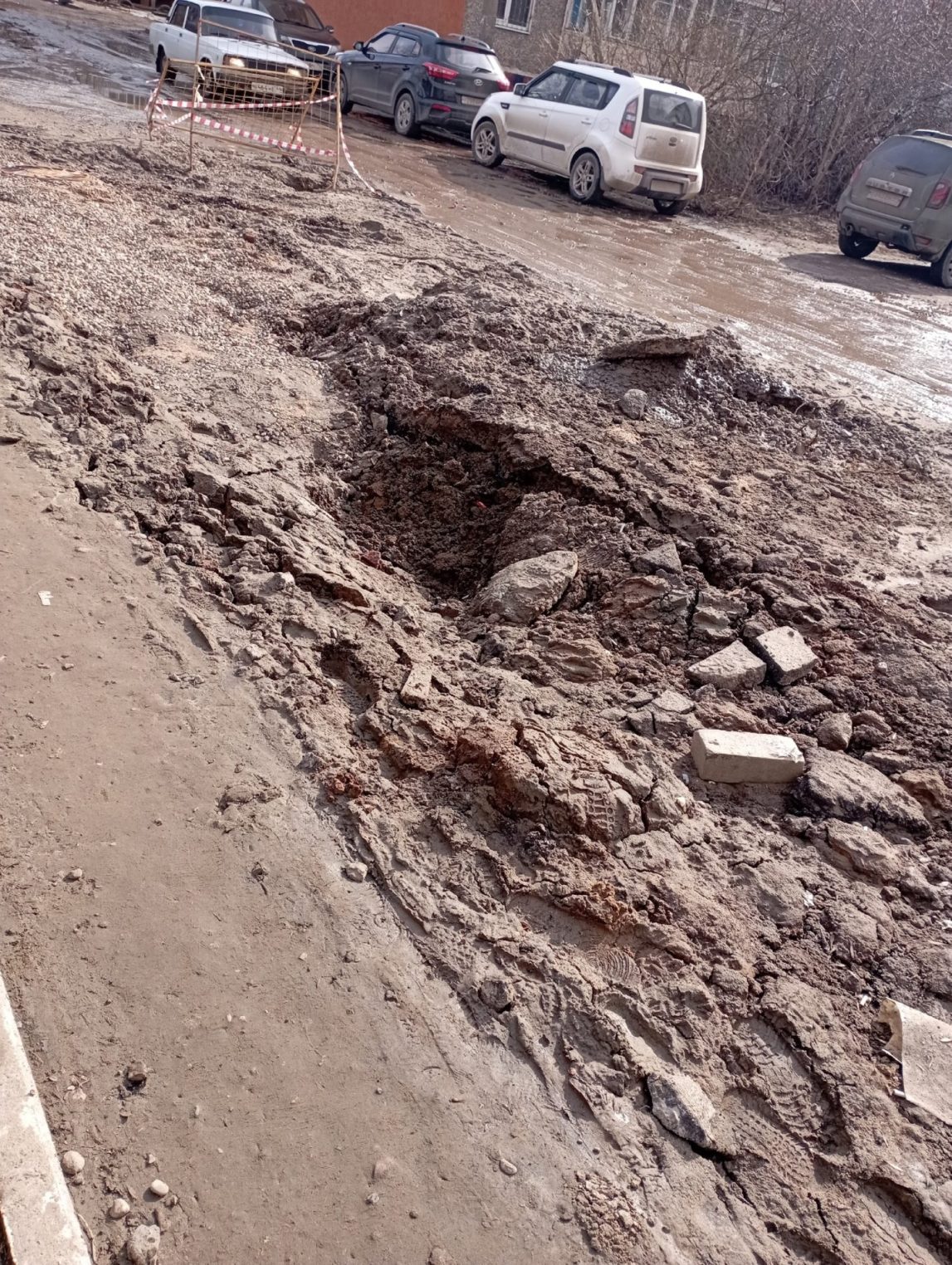Костромичи жалуются на перекопанную дорогу на улице Боровой