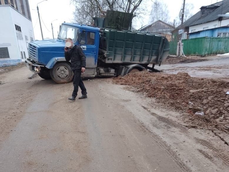 В Костроме массово вязнут в грязи легковушки, грузовики и автобусы