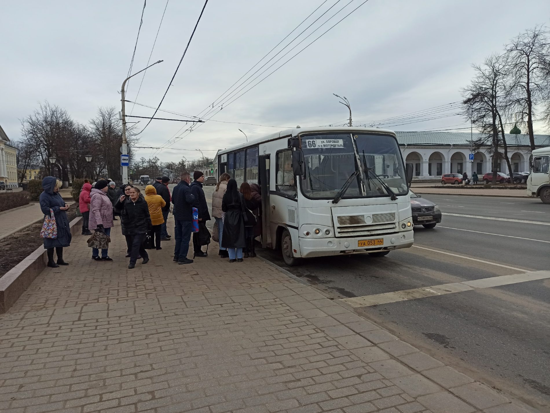 ГАЗель и пассажирский автобус не поделили одну из главных дорог Костромы
