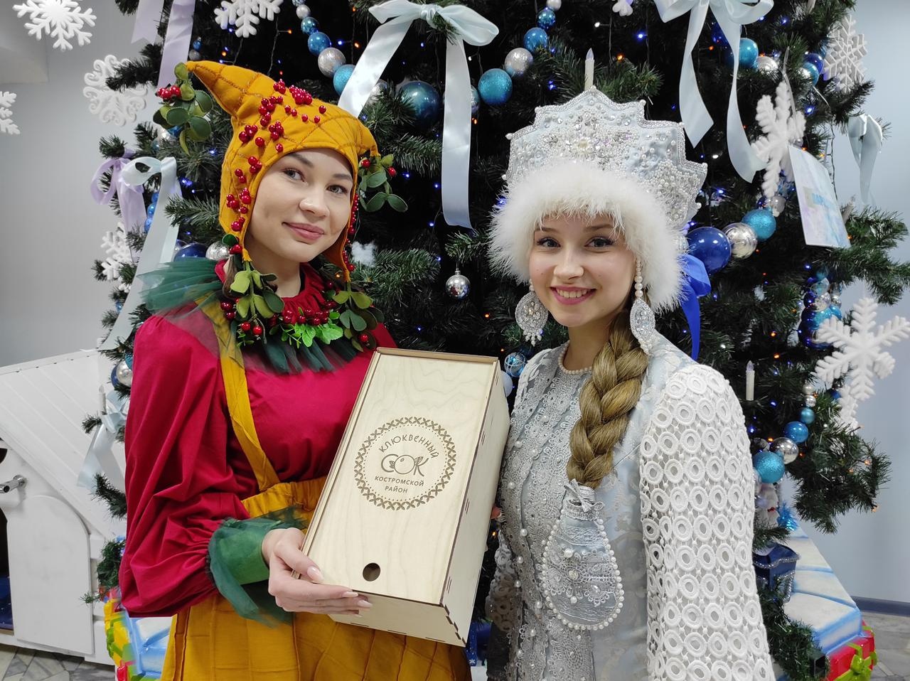 Шашки изо "льда" озера Байкал подарили костромской Снегурочке