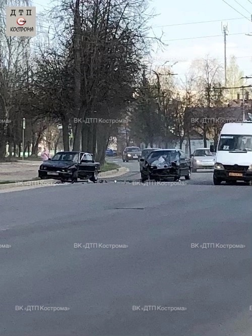 Две иномарки не поделили дорогу в Костроме