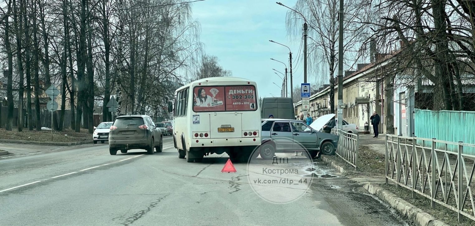 Кто кого: сразу две аварии с автобусами и легковушками произошли в Костроме  | K1NEWS Кострома