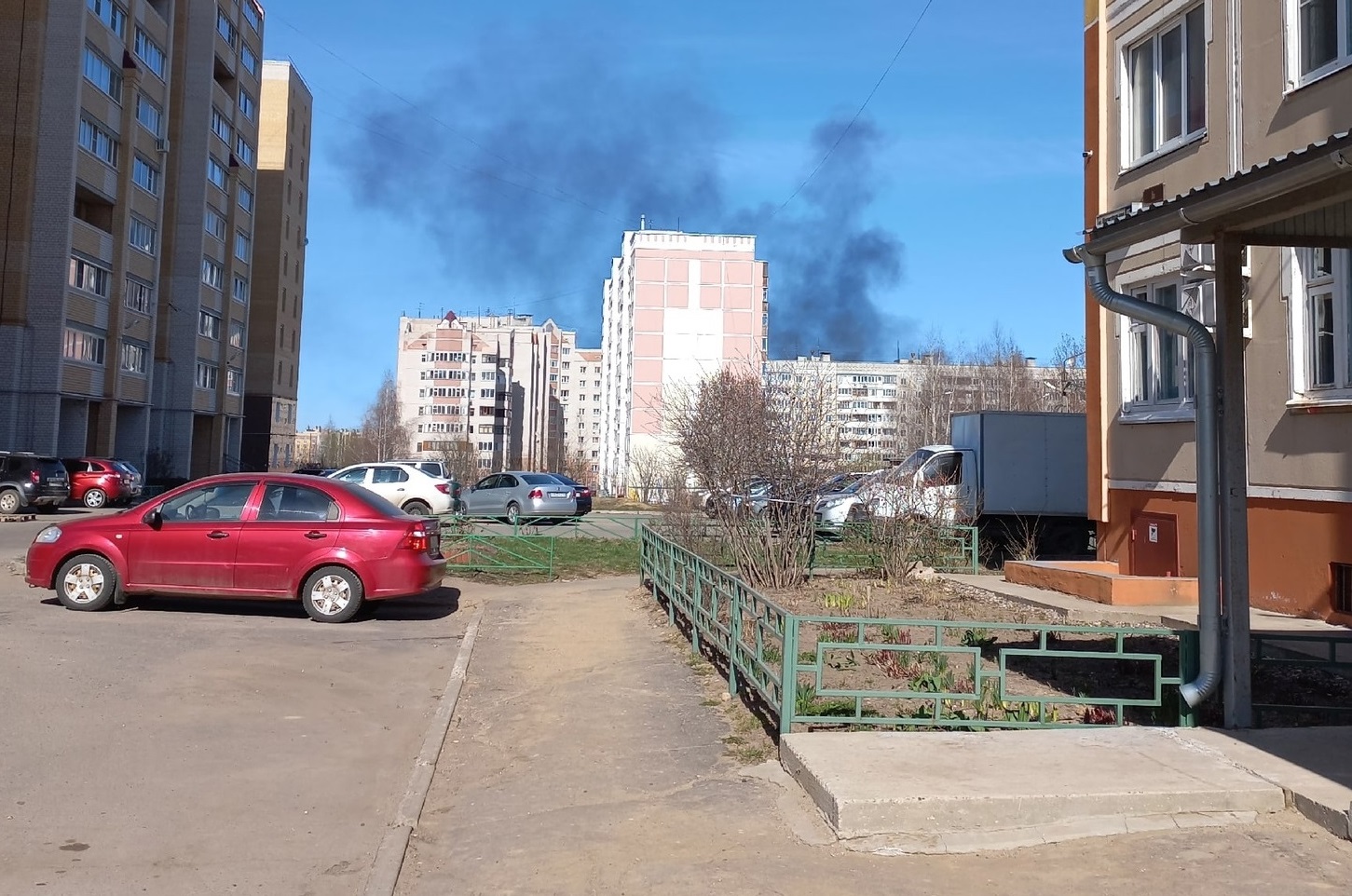 Огромный столб чёрного дыма напугал жителей микрорайона Малышково в Костроме