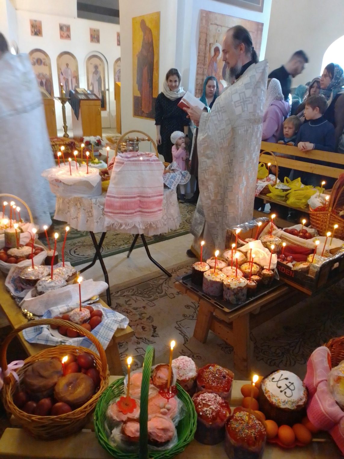 В костромских храмах проходит освящение куличей и крашеных яиц