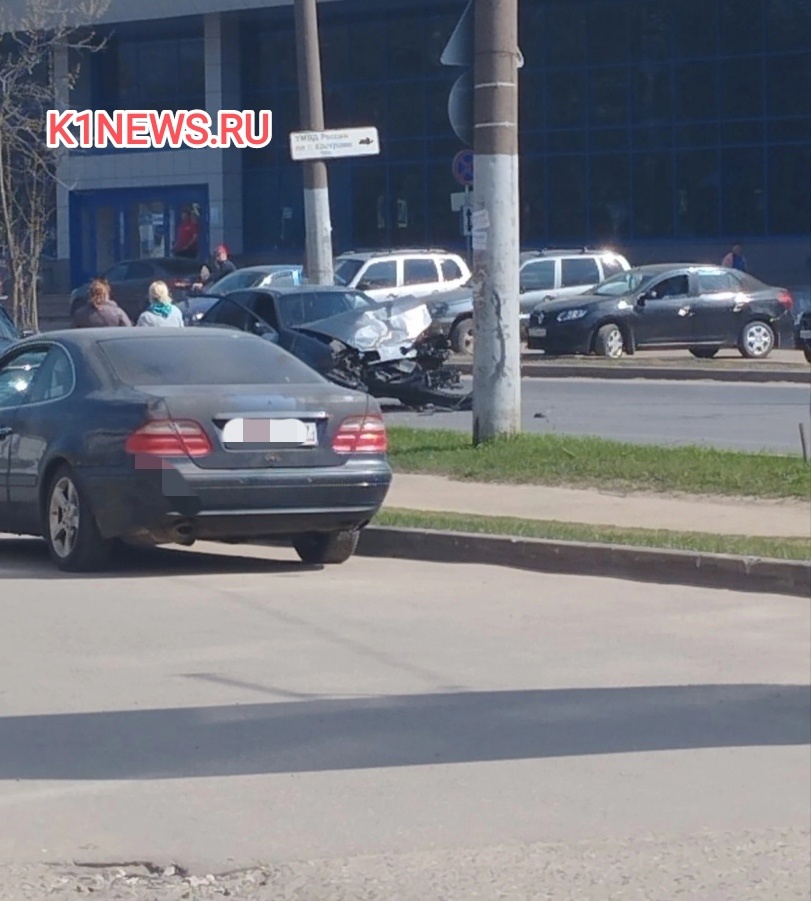 Две иномарки не поделили дорогу в Костроме