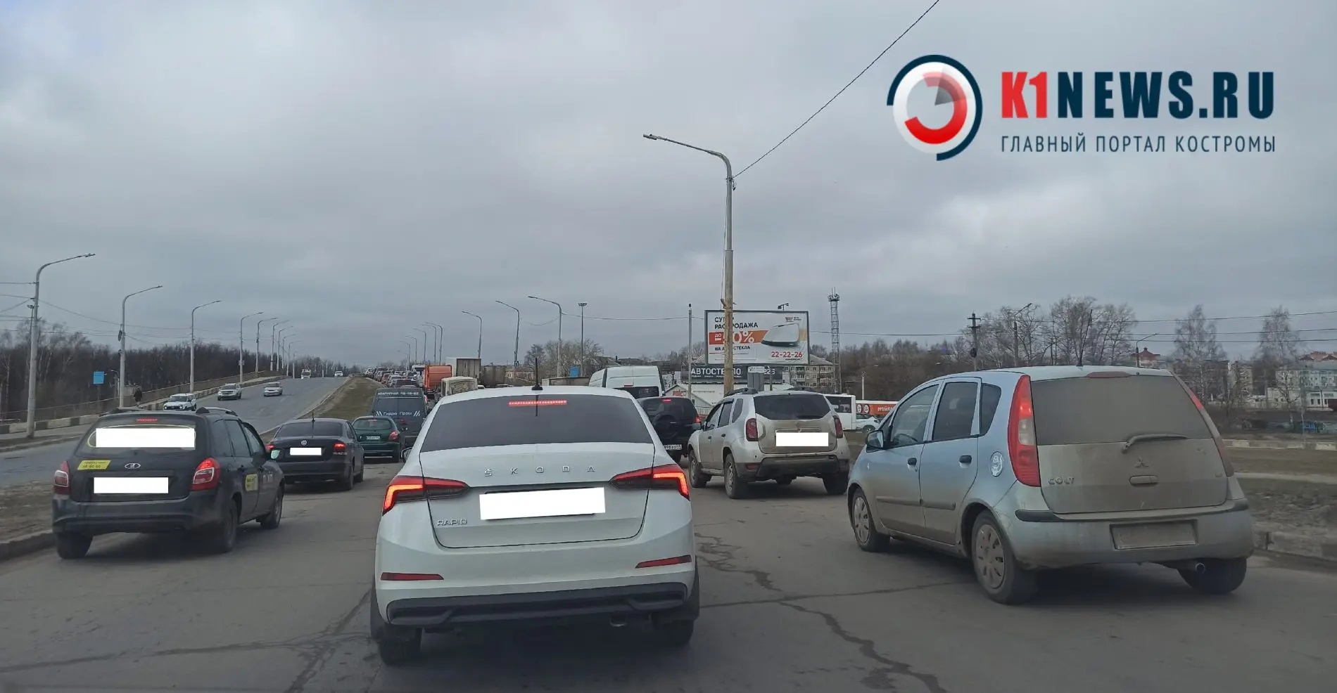 Автолюбители стоят в гигантских пробках в Костроме