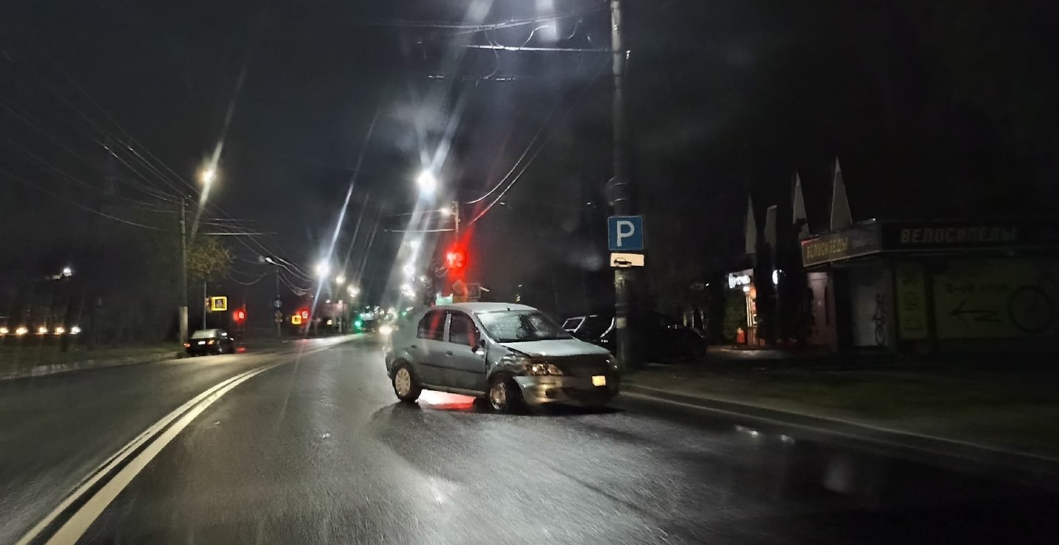 В Костроме Мерседес-Бенц W124 смяли как консервную банку