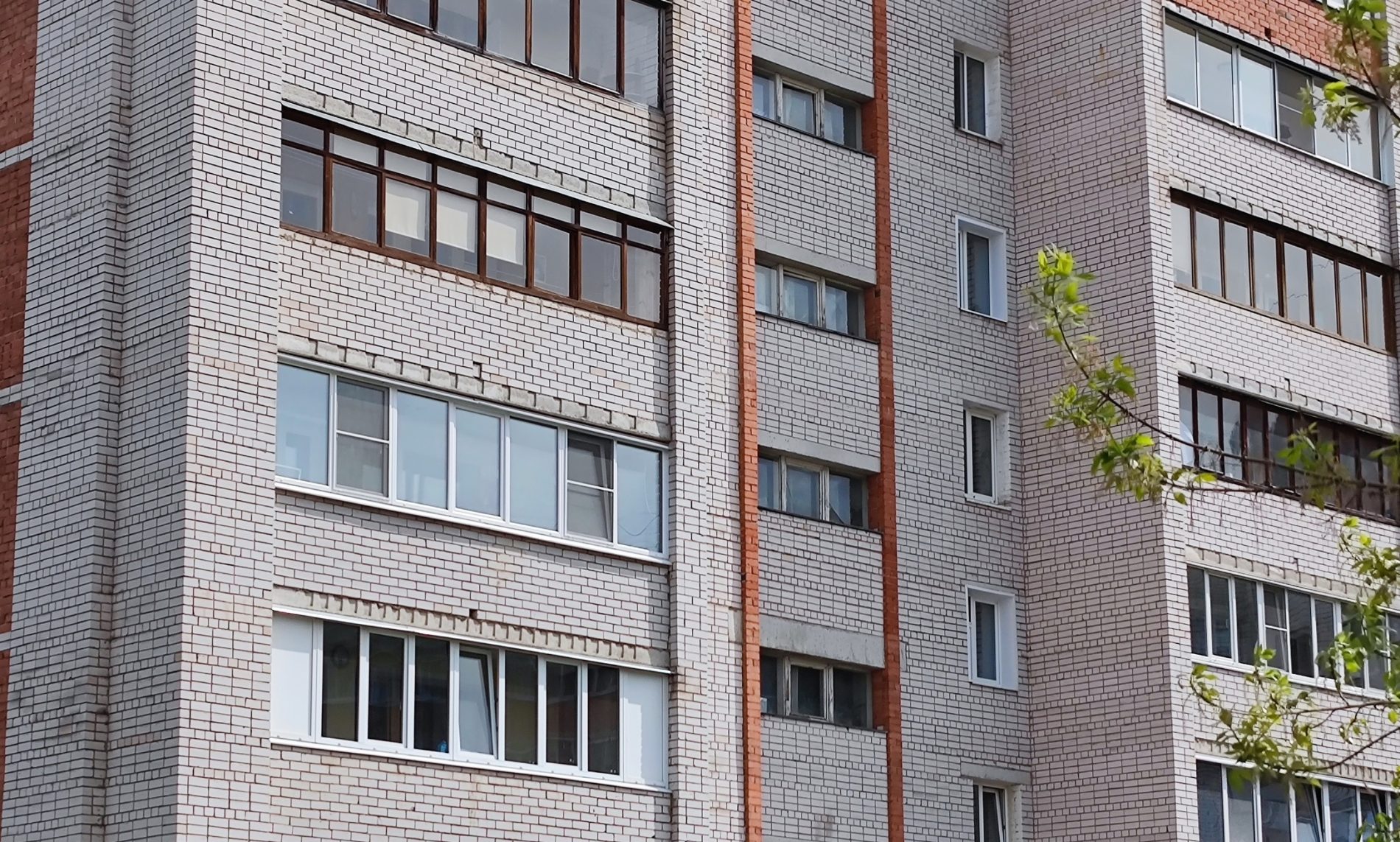 Крепкие мужчины залезли домой к 86-летней жительнице Костромской области через балкон