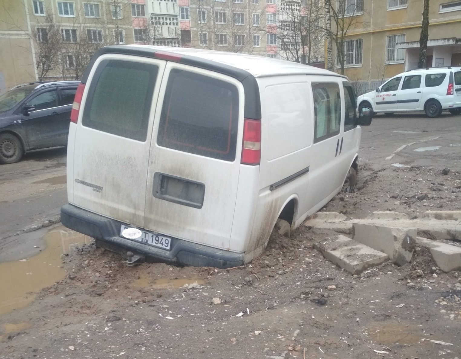 В Костроме провалился в яму автомобиль с иностранными номерами