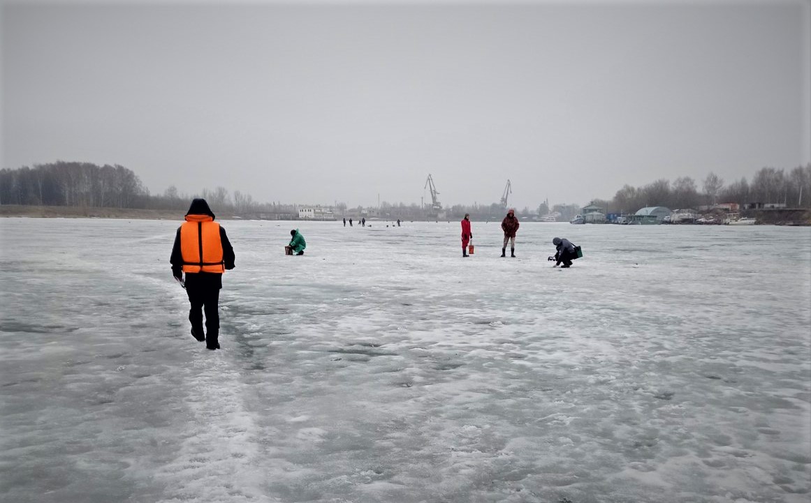 Костромские спасатели вывели со льда более 30 рыбаков — нарушителей