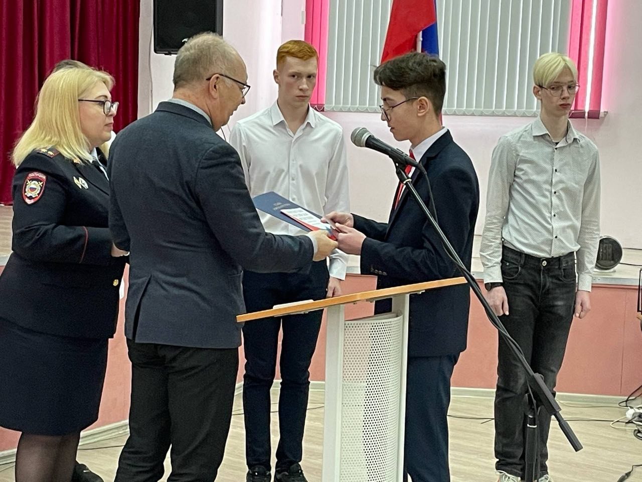 Костромским школьникам торжественно вручают паспорта
