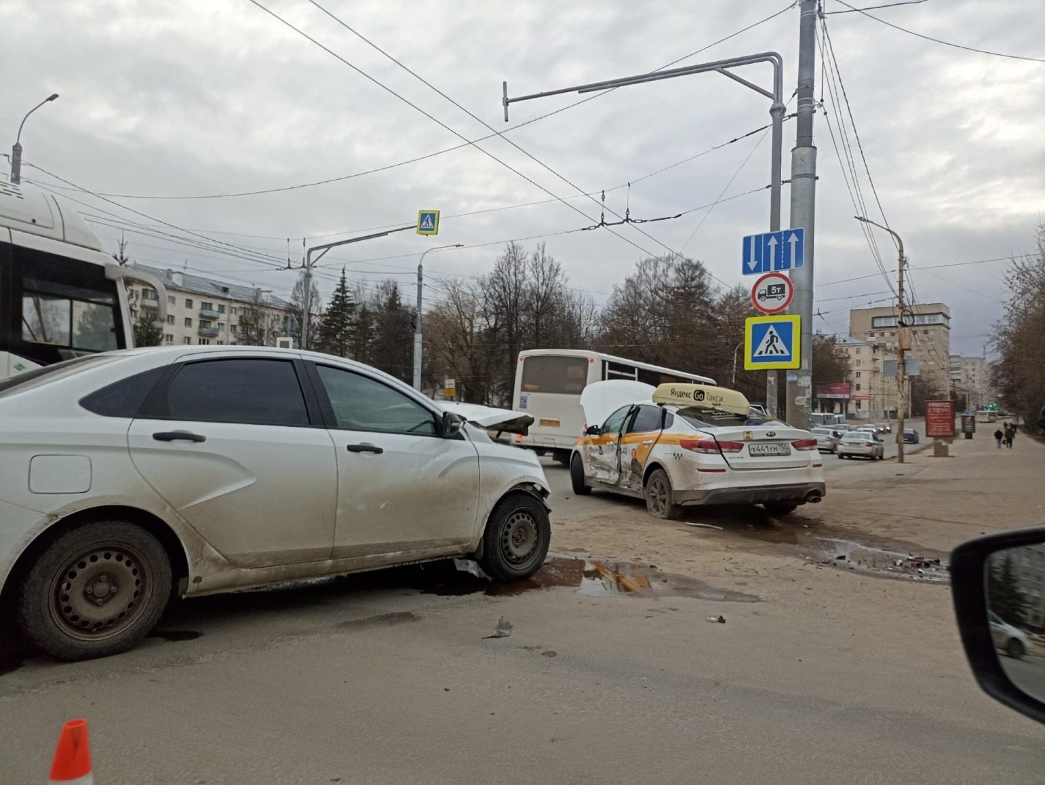 В Костроме попал в жёсткое ДТП автомобиль «Яндекс.Такси»