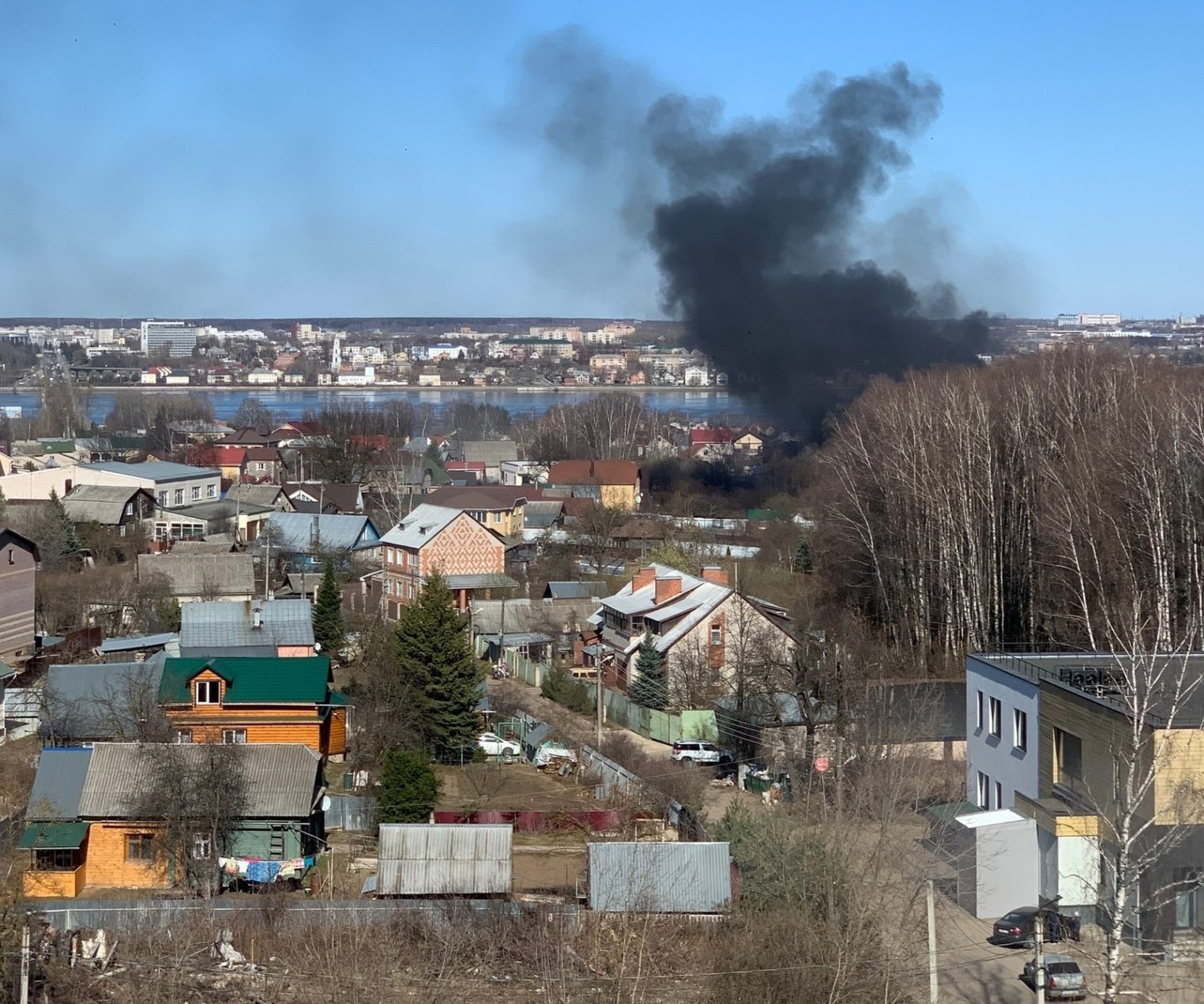 Огромный столб чёрного дыма напугал жителей микрорайона Малышково в Костроме