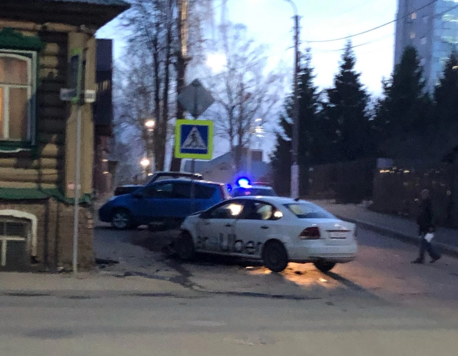 В Костроме автомобиль такси врезался в знак пешеходного перехода