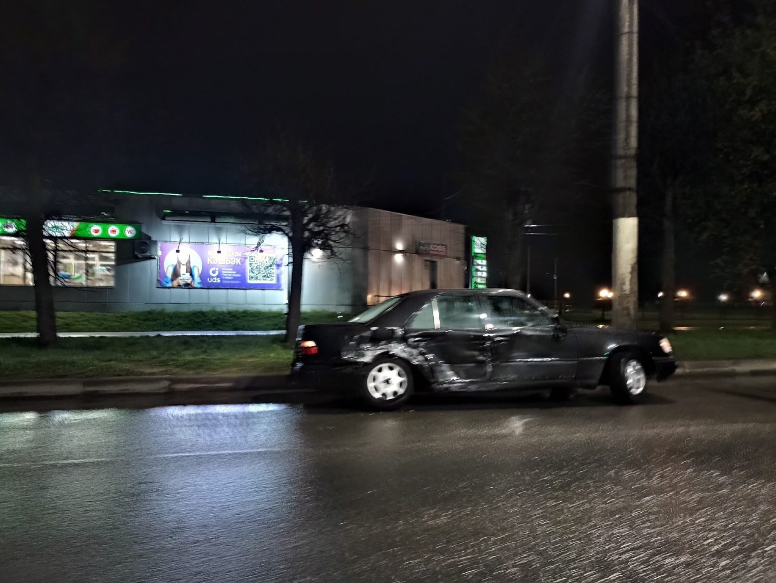 В Костроме Мерседес-Бенц W124 смяли как консервную банку