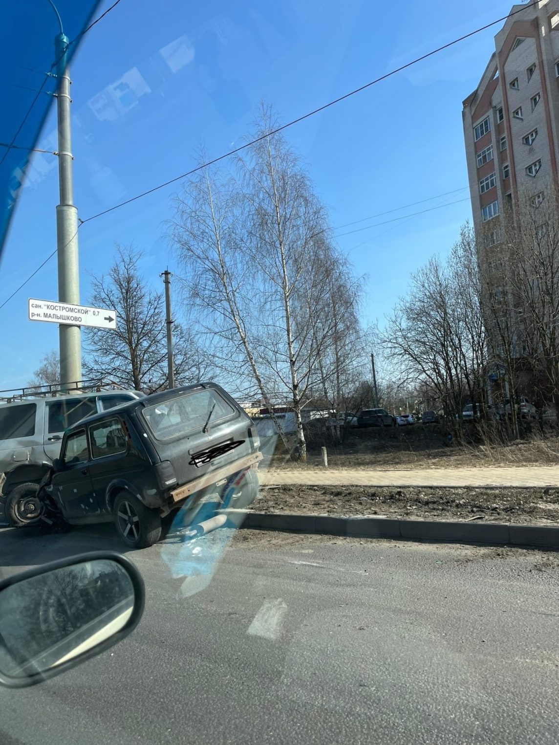 В Костроме два внедорожника "выскочили" на тротуар