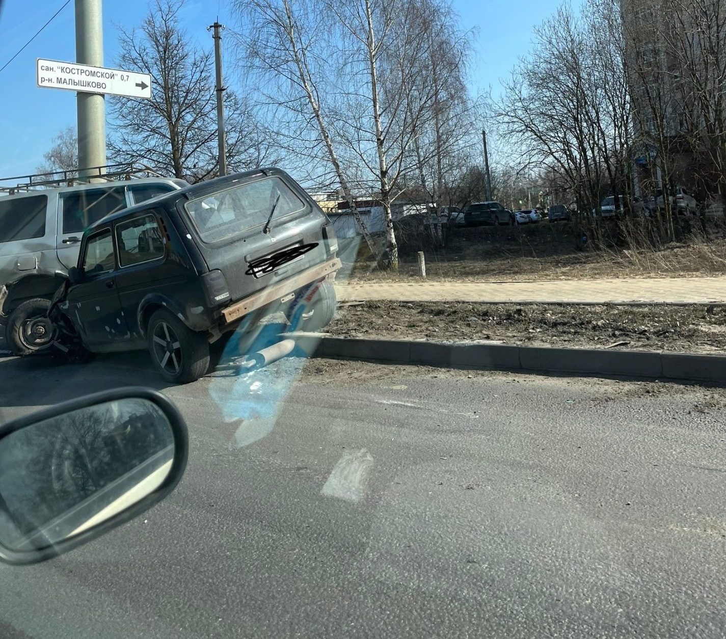 В Костроме два внедорожника «выскочили» на тротуар