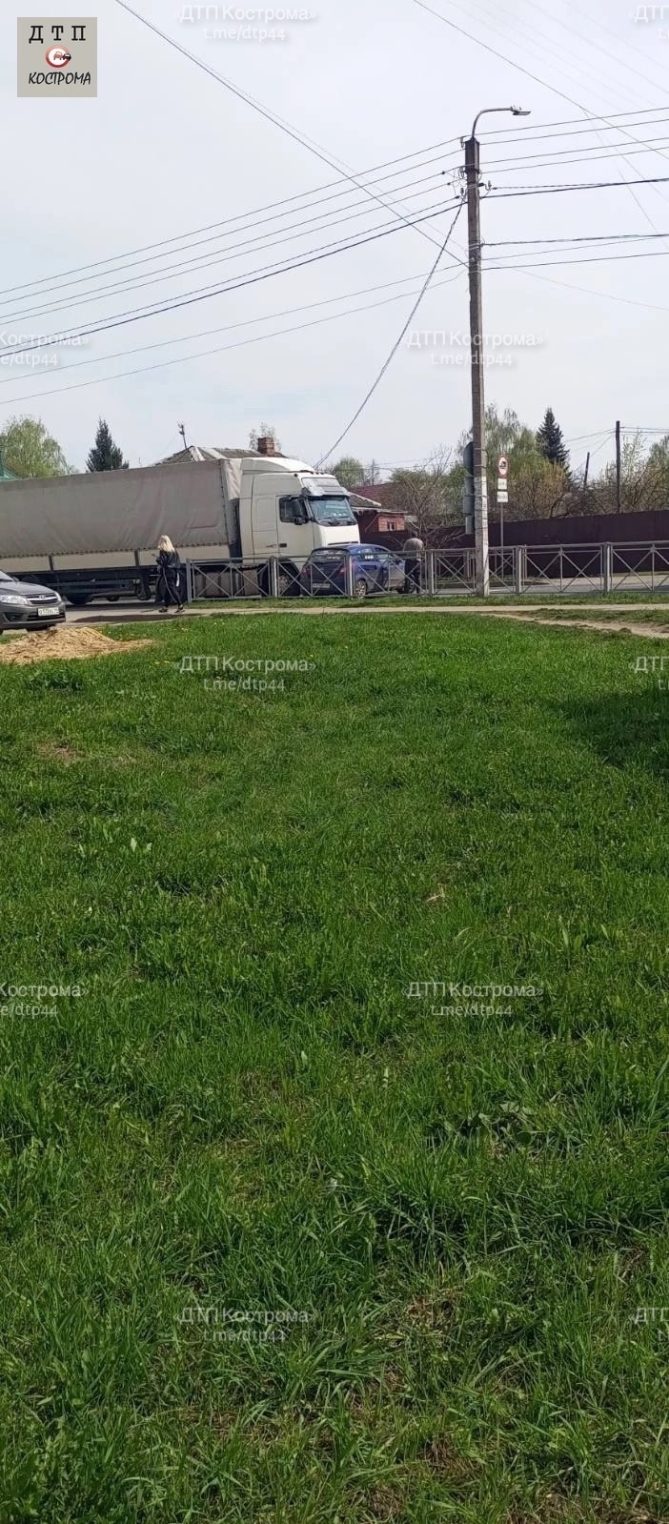 Большегруз и таксист встретились на костромской дороге