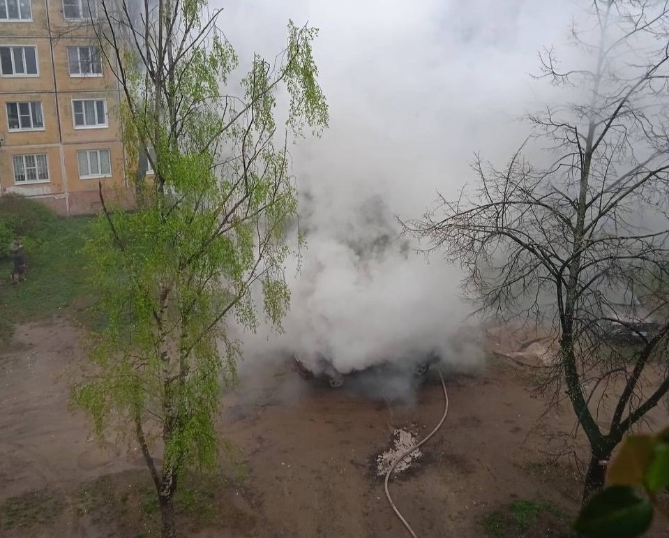 В Костроме во дворе дома сгорела иномарка