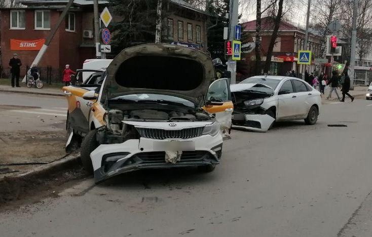 В ДТП с такси в Костроме пострадал пассажир
