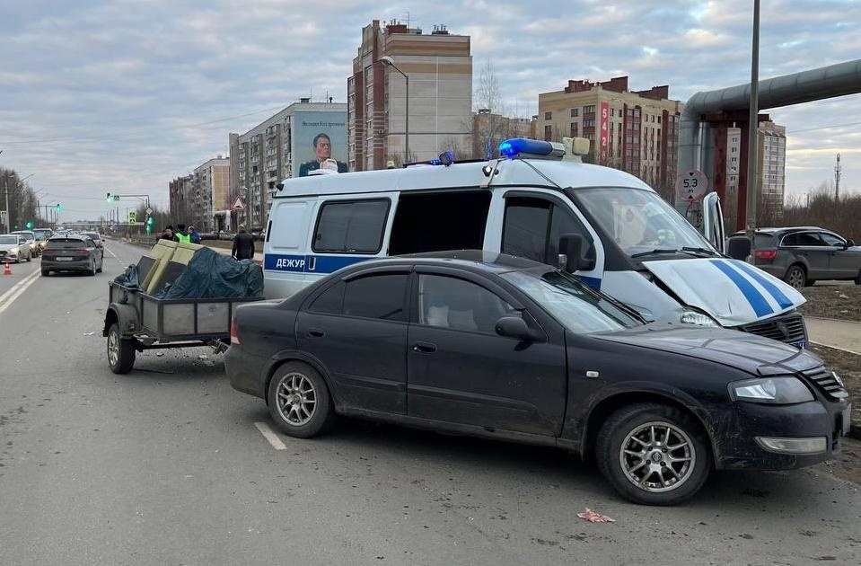 Костромич нагло врезался в полицейский автомобиль