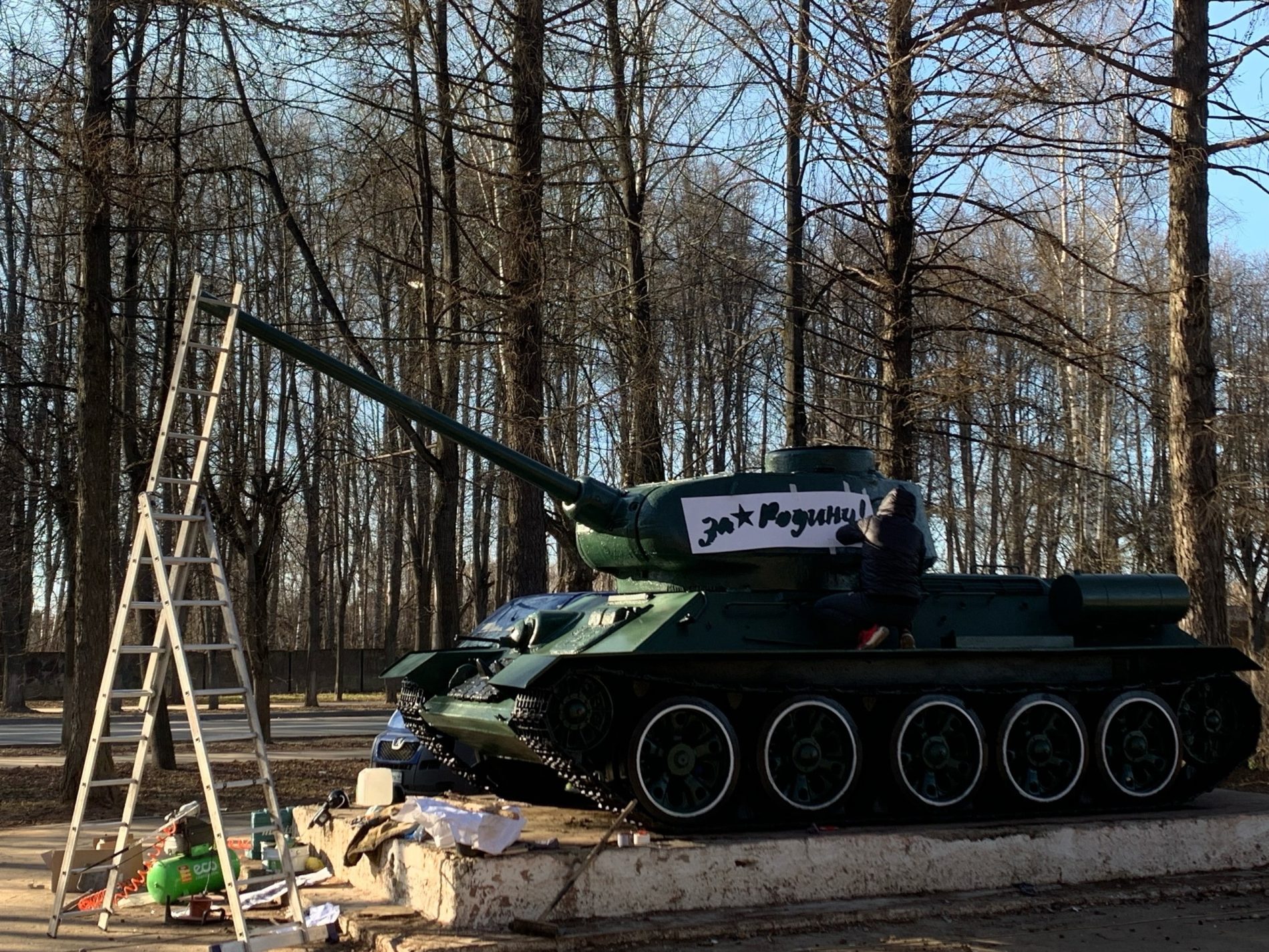 Костромичи отмыли старый военный танк ко Дню Победы