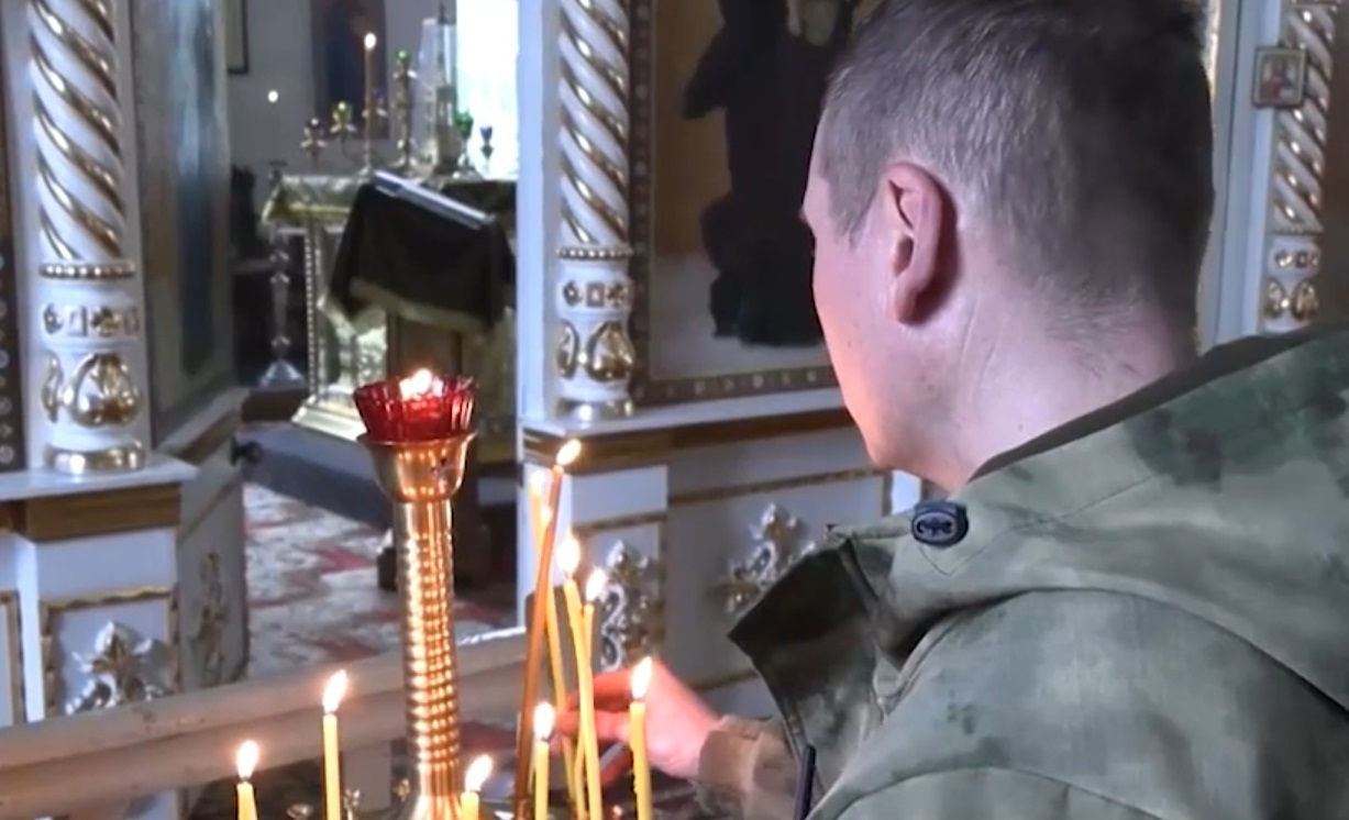 Костромские десантники посетили пасхальную службу в храме в зоне СВО