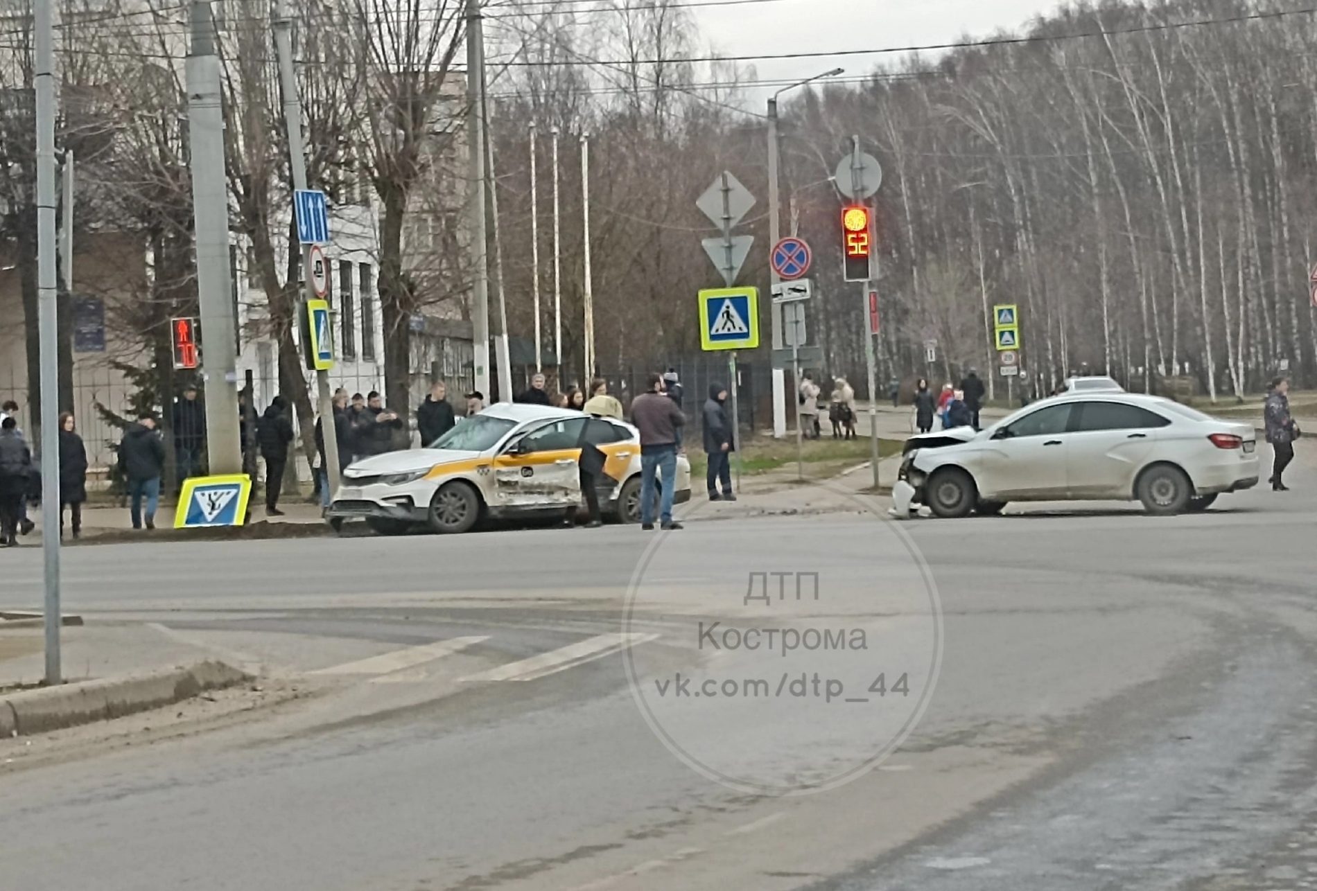 В Костроме попал в жёсткое ДТП автомобиль «Яндекс.Такси»