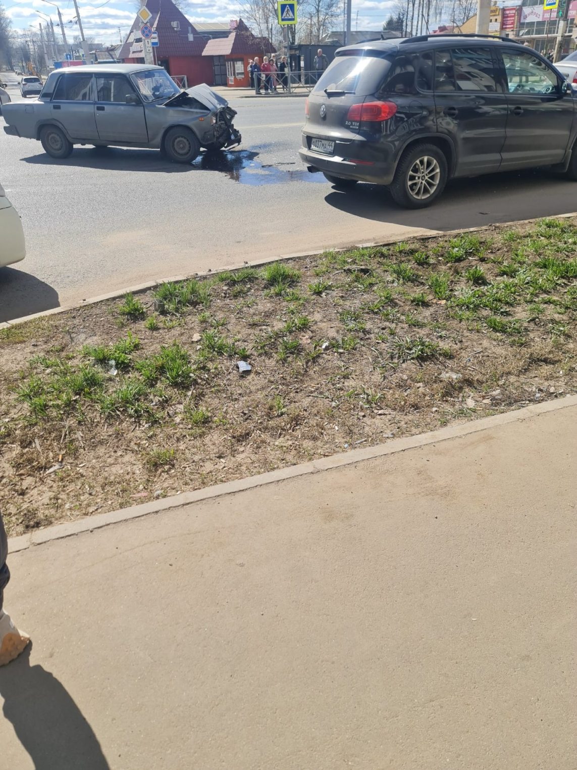 На перекрестке в Костроме автомобиль перевернулся на крышу, пострадал маленький ребёнок