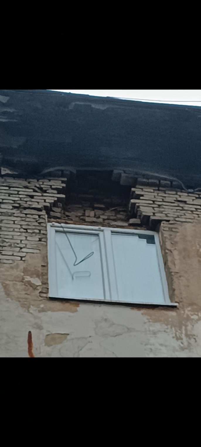В Костроме грозит обрушиться на головы жильцам крыша дома