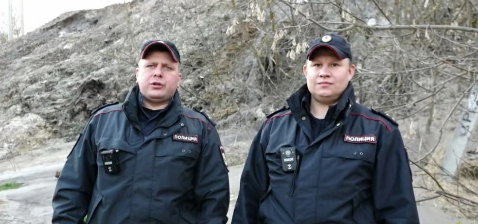 В Костроме двое детей увязли в трясине