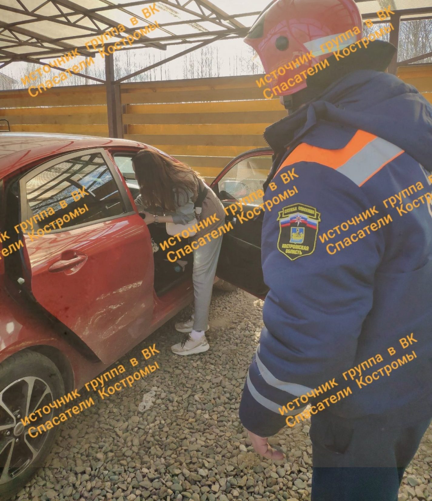 В западне: запертого в машине ребёнка освободили костромские спасатели