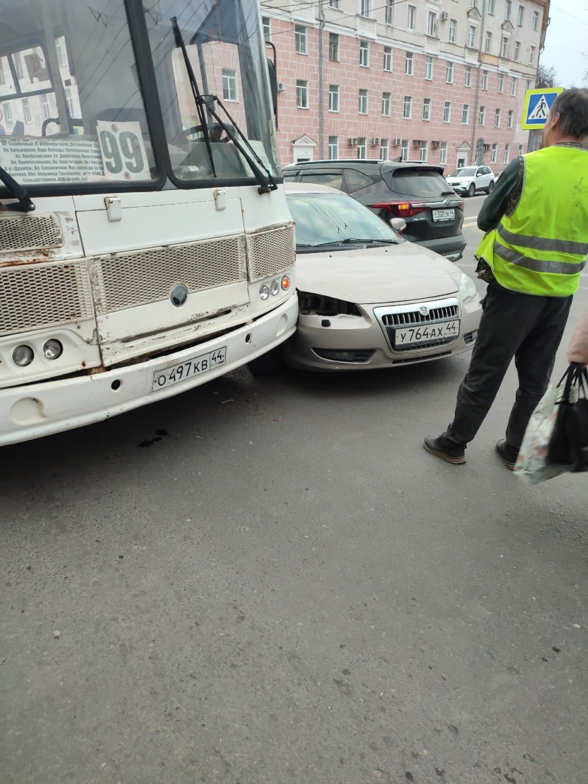 Советскую улицу в Костроме не поделили две легковушки и пассажирский автобус