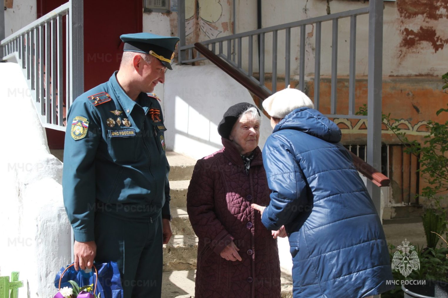 Костромские сотрудники МЧС поздравили ветерана с праздником