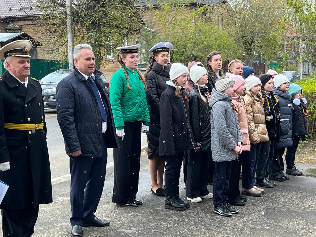 У домов ветеранов в Костроме проходят парады