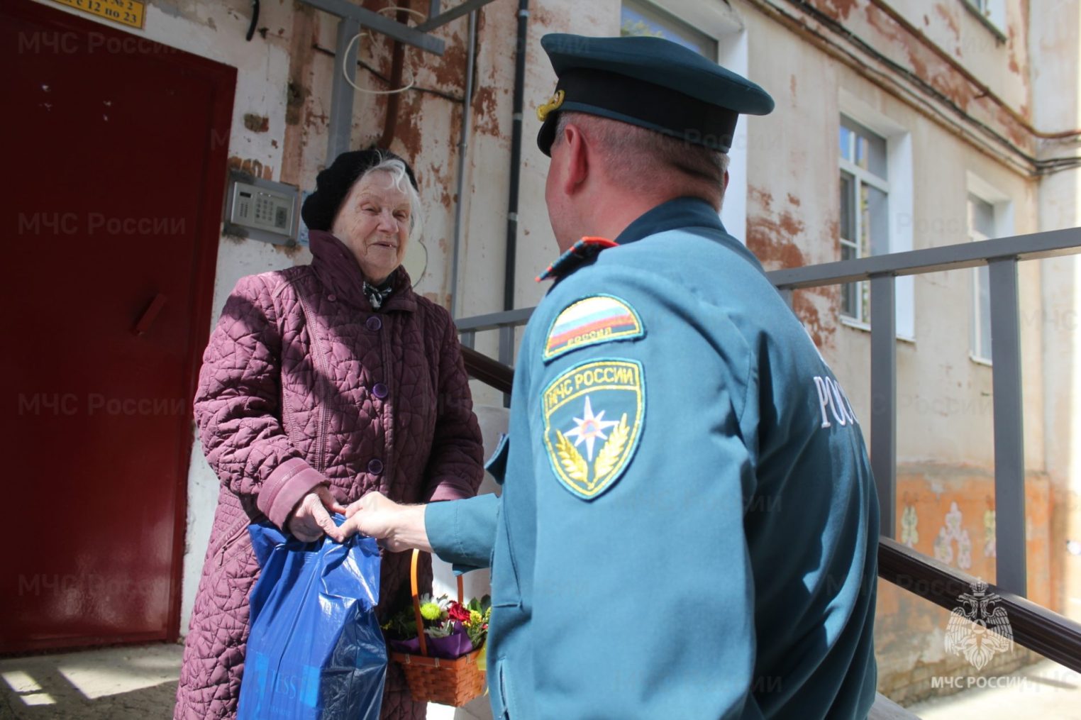 Костромские сотрудники МЧС поздравили ветерана с праздником