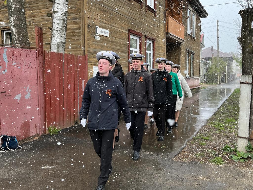 У домов ветеранов в Костроме проходят парады