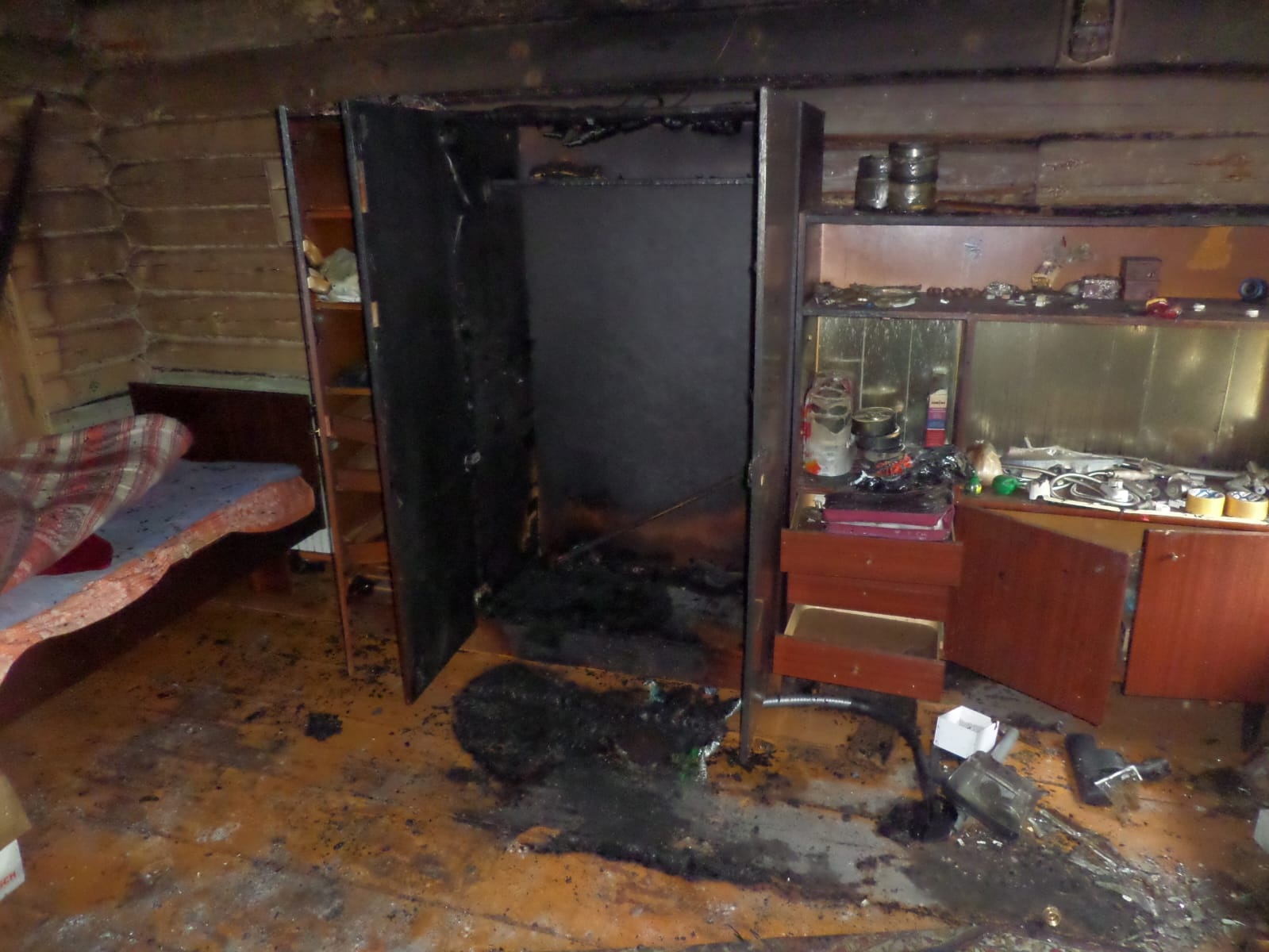 Костромичи обнесли дом пенсионера и подожгли его