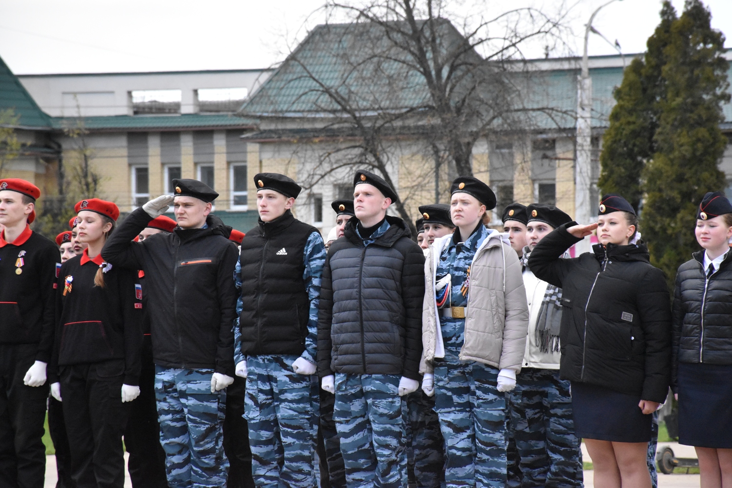 По костромской площади юнармейцы прошлись строем