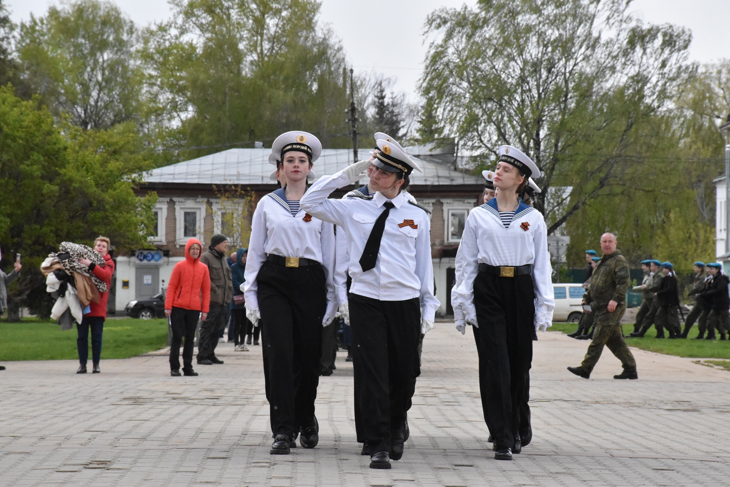 По костромской площади юнармейцы прошлись строем