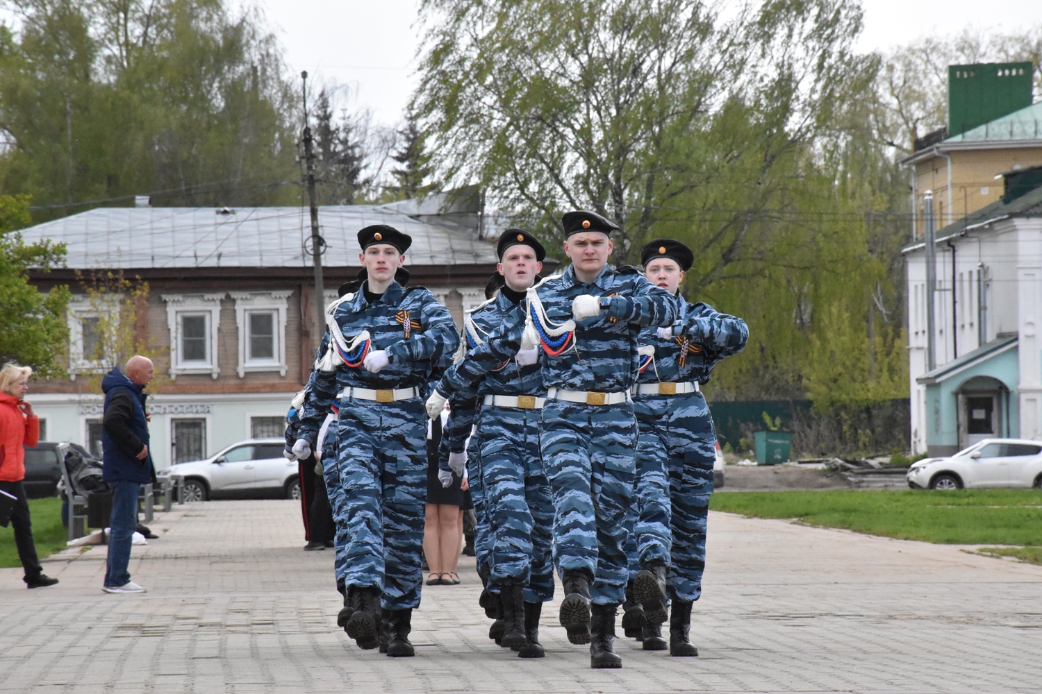 По костромской площади юнармейцы прошлись строем