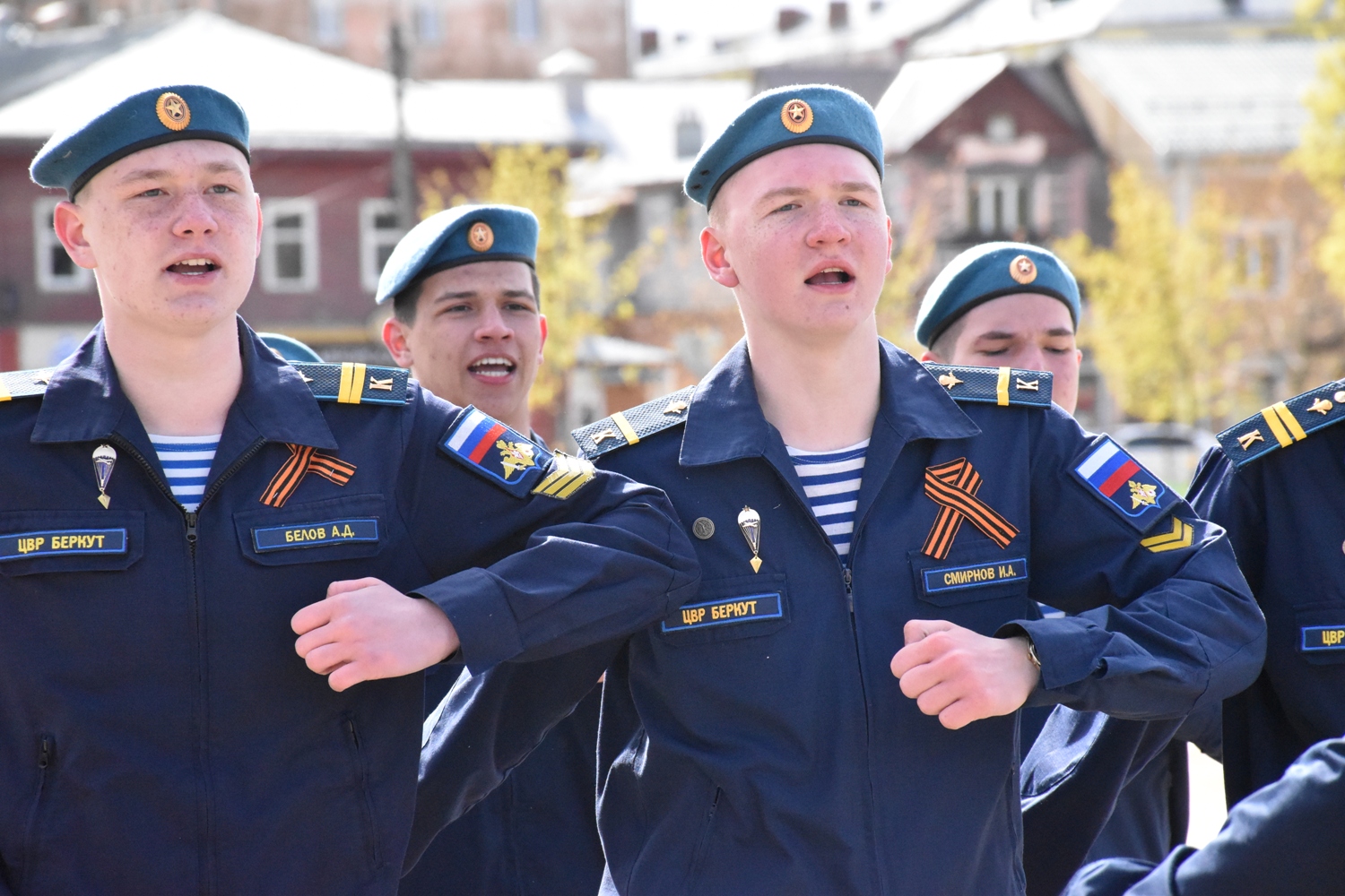 По костромской площади юнармейцы прошлись строем