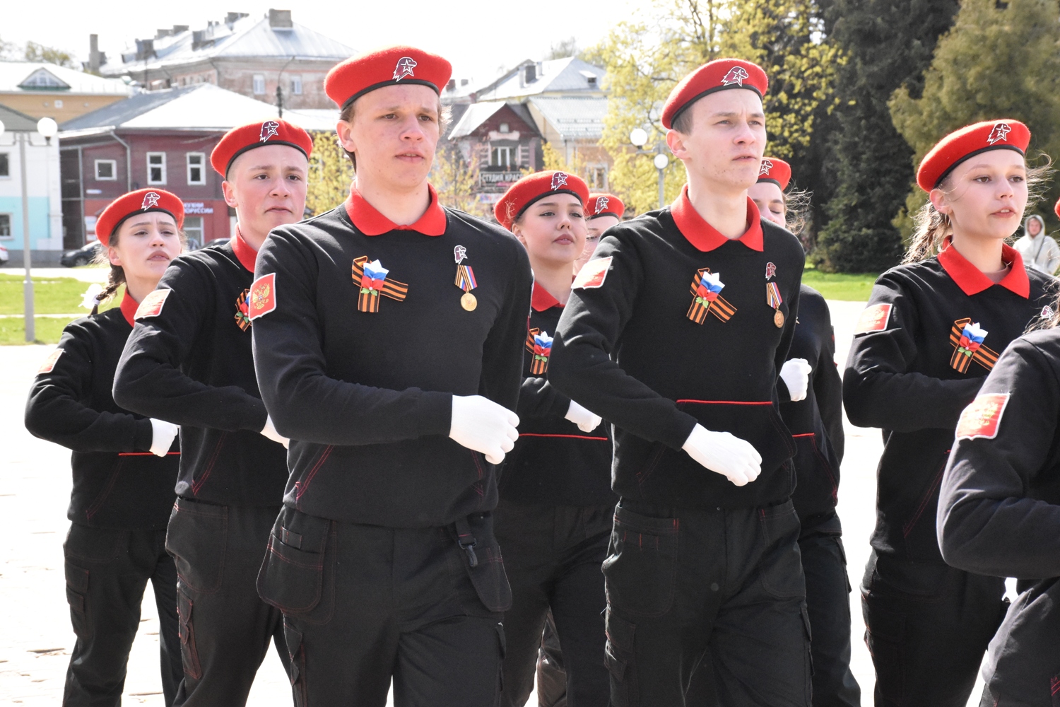 По костромской площади юнармейцы прошлись строем