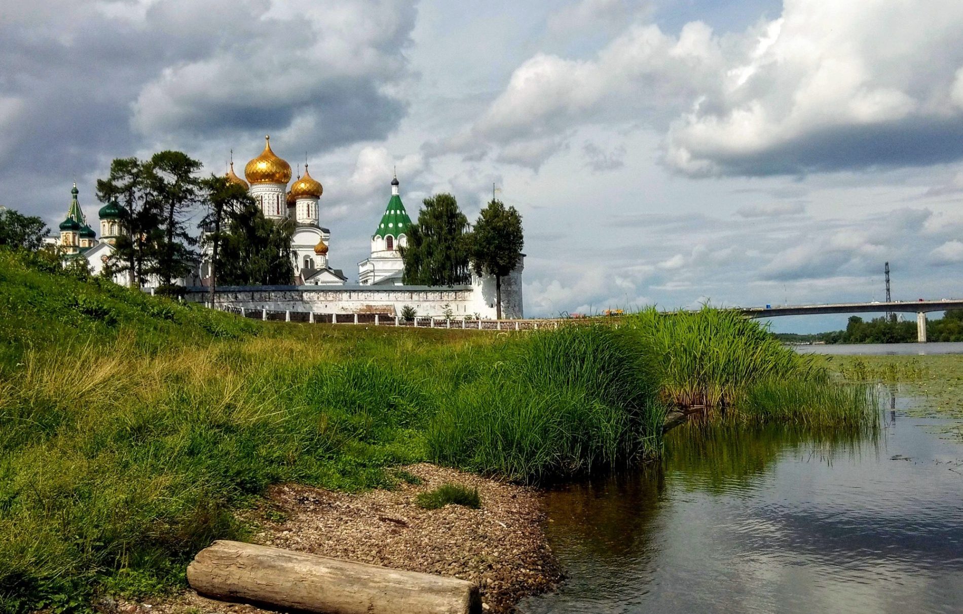 Костромичей зовут очистить берег Волги у Ипатьевского монастыря