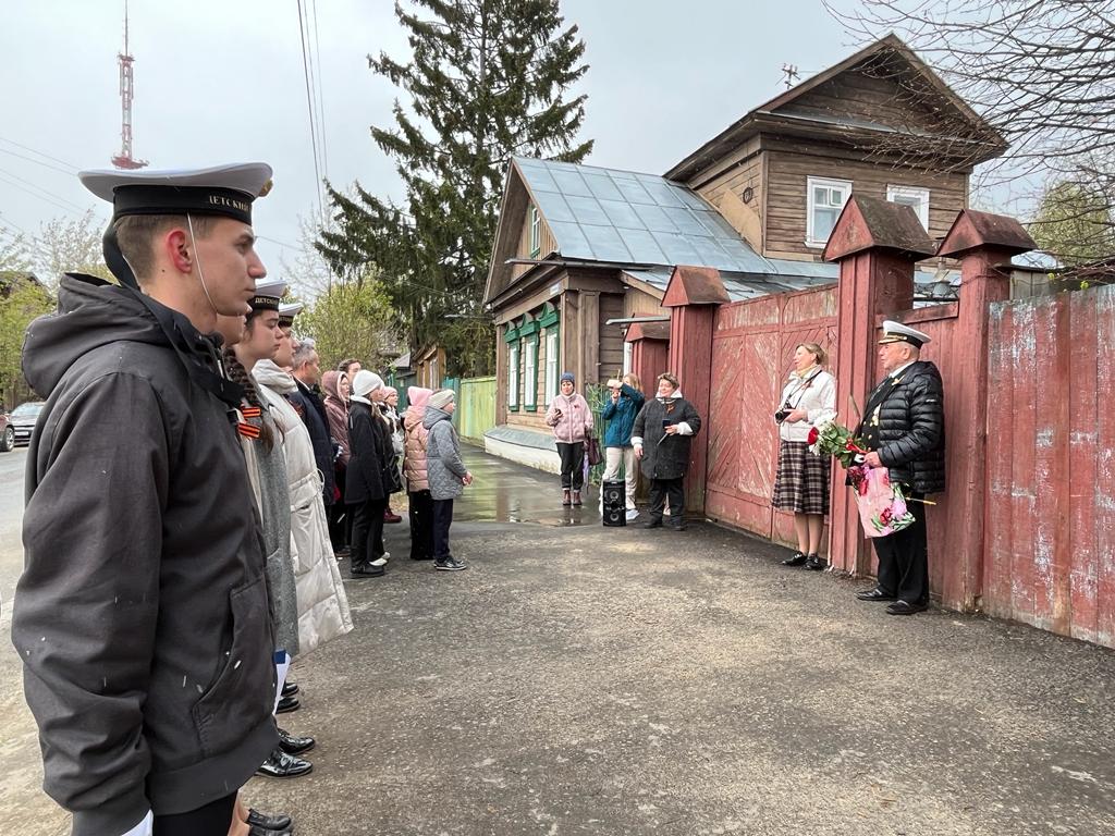 У домов ветеранов в Костроме проходят парады