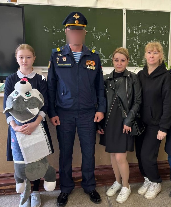 Костромской боец разыскал школьницу, чье письмо носил как оберег