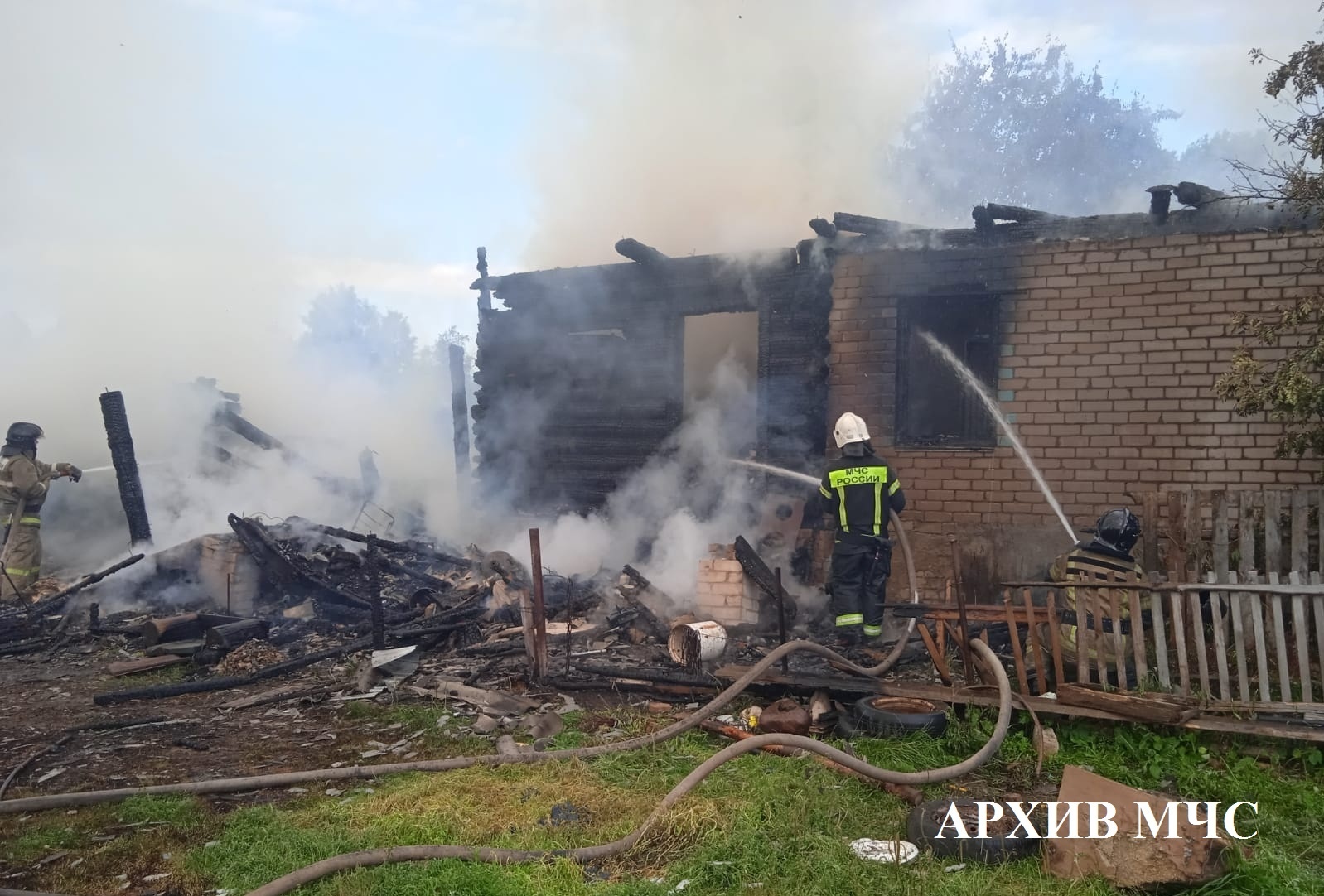 Ранним утром в Костромской области горел дом и машина