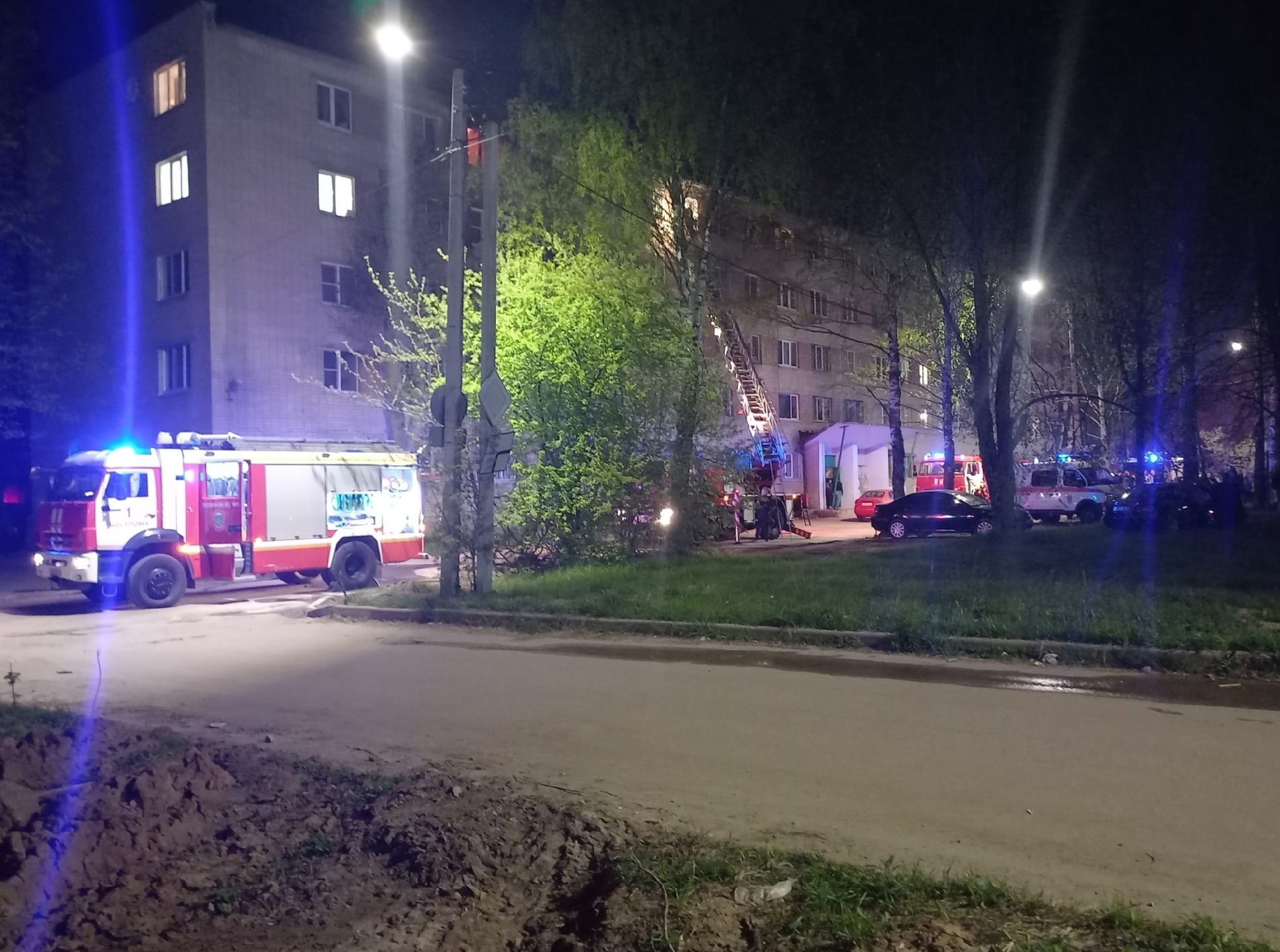 В Костроме пожарные доставали людей с верхнего этажа горящего общежития