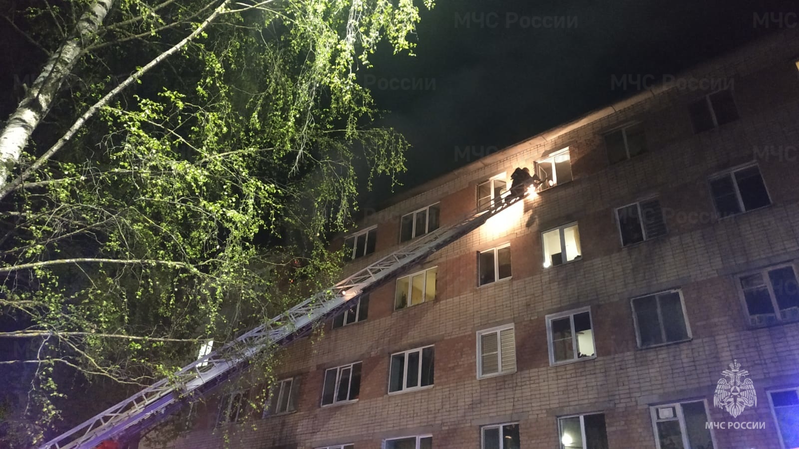 40 костромичей спасли из горящей многоэтажки в День Победы