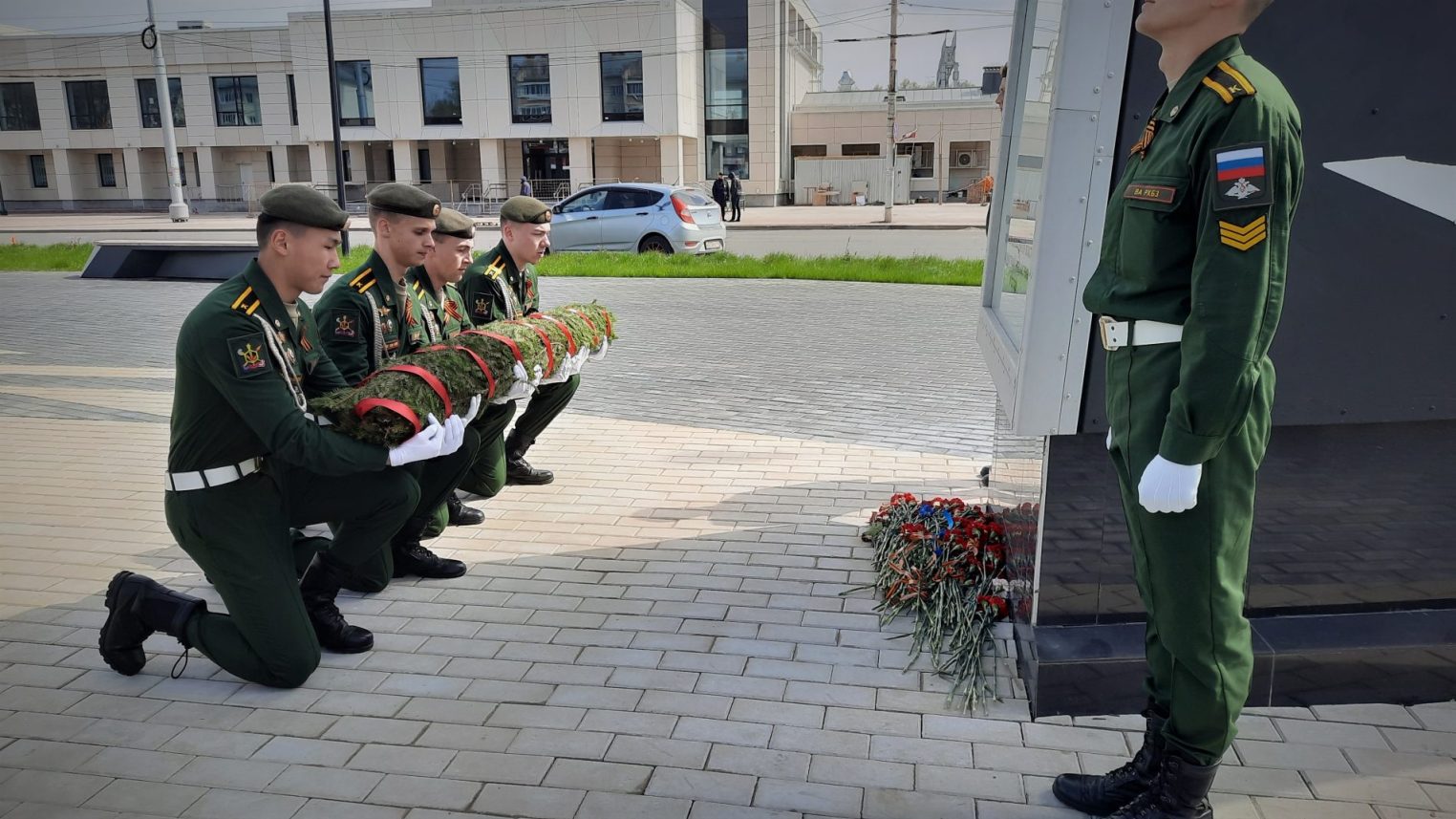 В честь героев Великой Отечественной в Костроме возложили цветы к памятникам